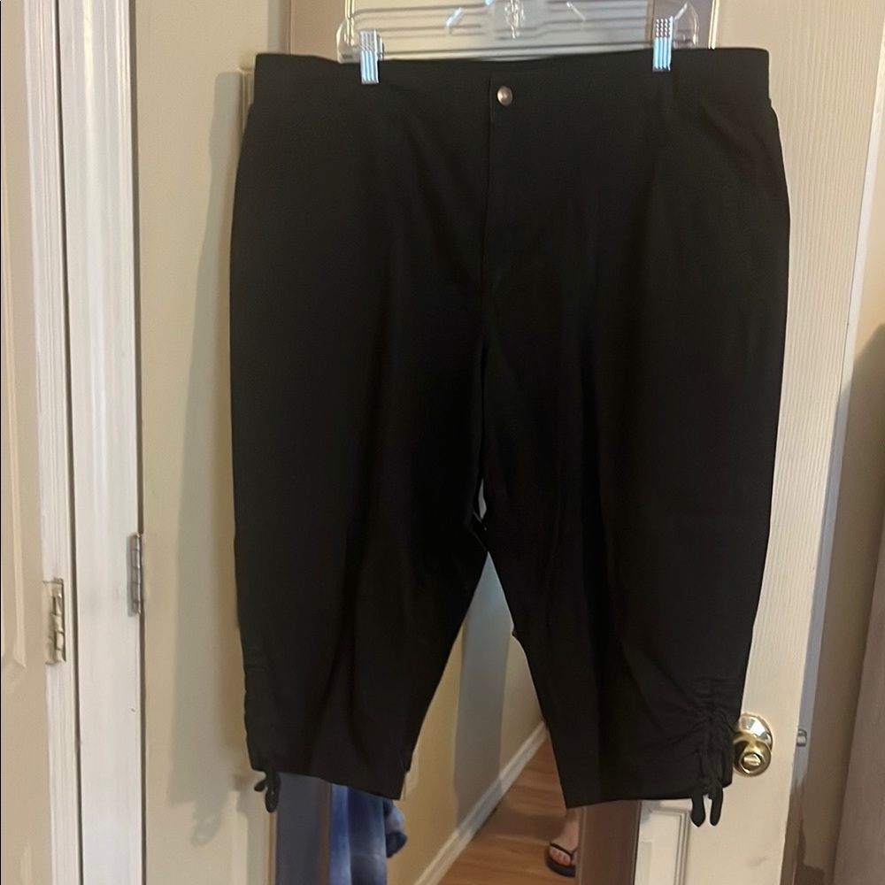Basic Editions Women’s Black Knee-Length Relaxed Fit Capri’s